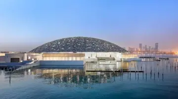 “اللوفر أبوظبي”.. تجارب استثنائية تجمع بين الفن والمعرفة وروح العائلة